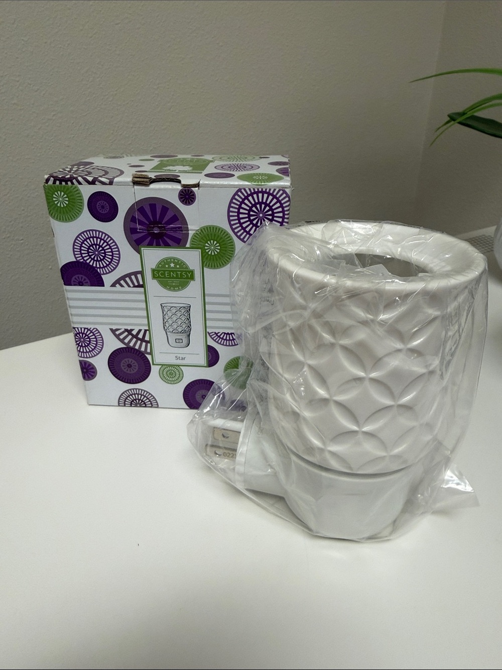 Scentsy White Ceramic Plug-In Warmer with Geometric Star Motif